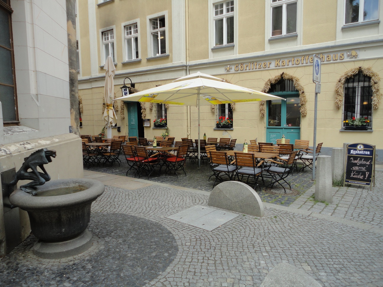 Idyllischer Biergarten des Görlitzer Kartoffelhauses mit Blick auf das Gerhart-Hauptmann-Theater